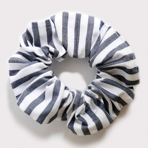 Scrunchie made of striped poplin | Navy close-up