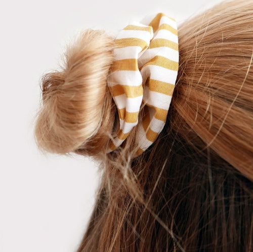 Elastico per capelli in popeline rigato | Primo piano dell'oliva fulva