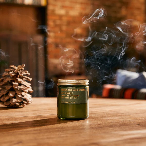 P.F. Candle Co. Smoky Cinnamon Special - Ambiance avec de la fumée
