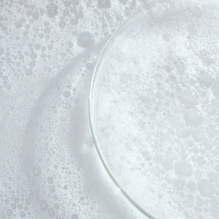 The Nue Co. Detergente per colture barriera - schiuma da vicino