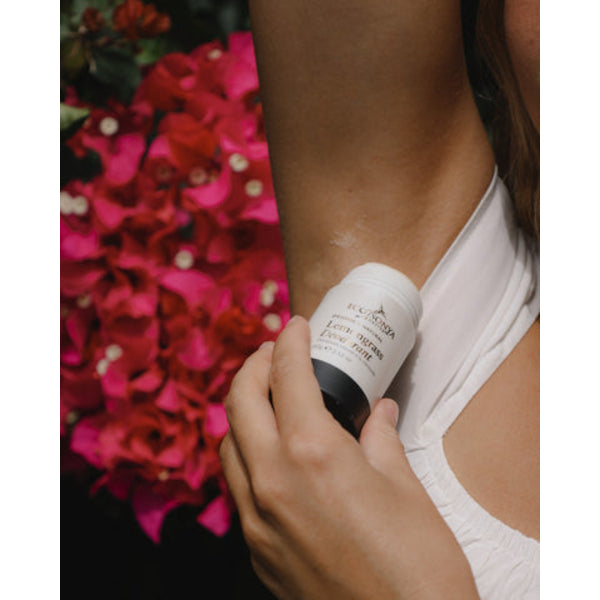 Aplicación del desodorante natural Eco By Sony Lemongrass