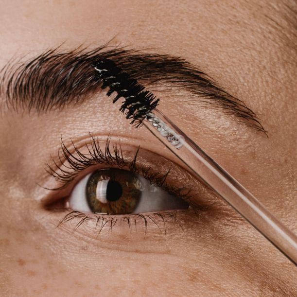 Mádara Grow and Fix eyebrows and eyelash serum - application