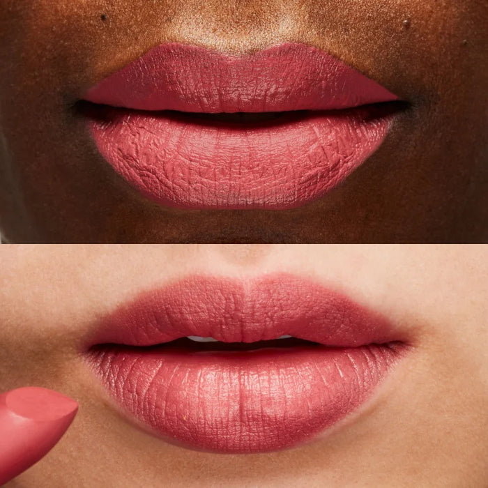 Lápiz labial mate con manteca de cacao pigmentada con frutas, labios rosas penacho