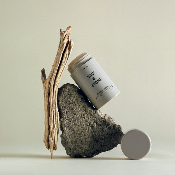 Salt & Stone Déodorant Santal sans aluminium - déodorant ouvert avec pierre et brindille