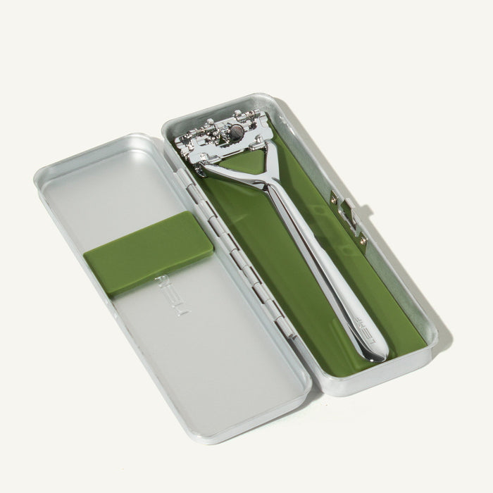 The Leaf Travel Case Silber with razor